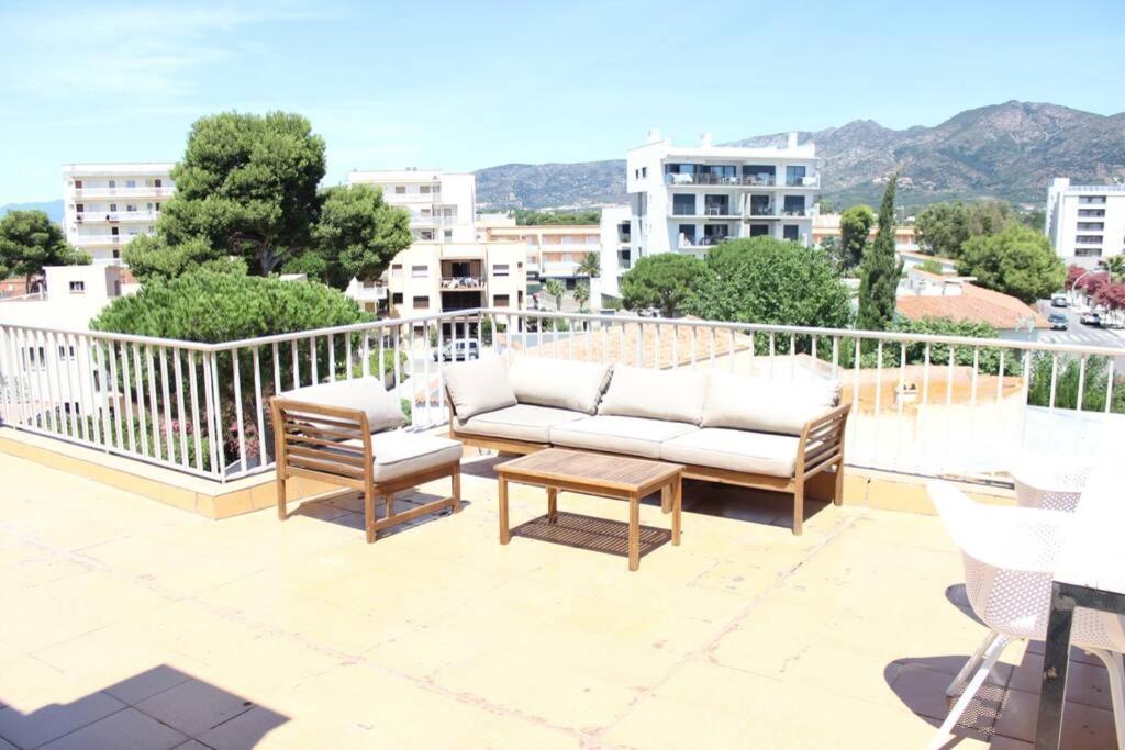 Beautiful Loft, Huge Sunny Terrace, View Over The Beach And Sea Росес Екстер'єр фото